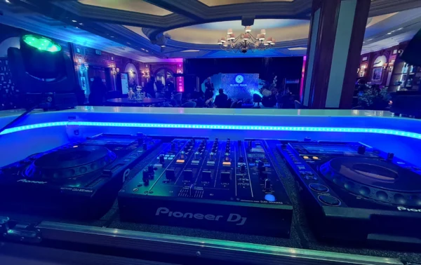 Prive_blue_ 1 Prive_blue_ 1